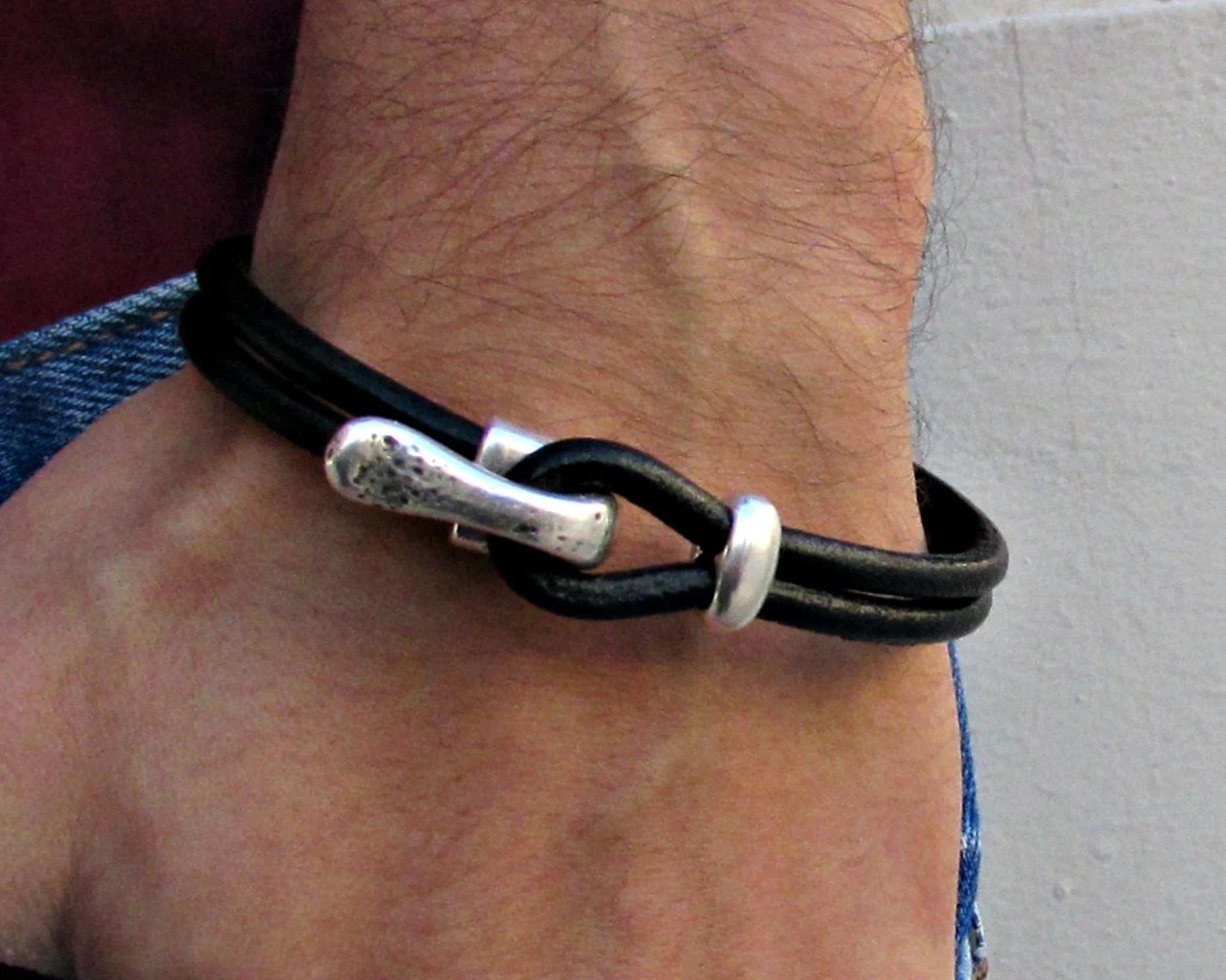 Bracciale da uomo in pelle rustica: chiusura a gancio in argento anticato