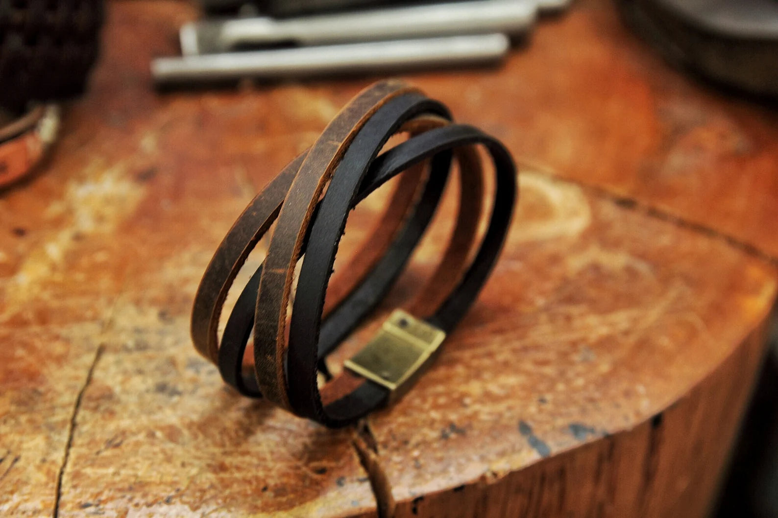 Bracciale avvolgente in pelle: stile boho unisex con chiusura magnetica