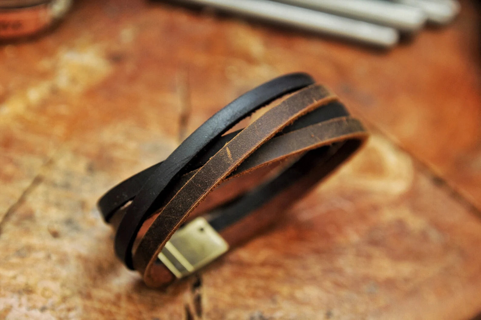 Bracciale avvolgente in pelle: stile boho unisex con chiusura magnetica