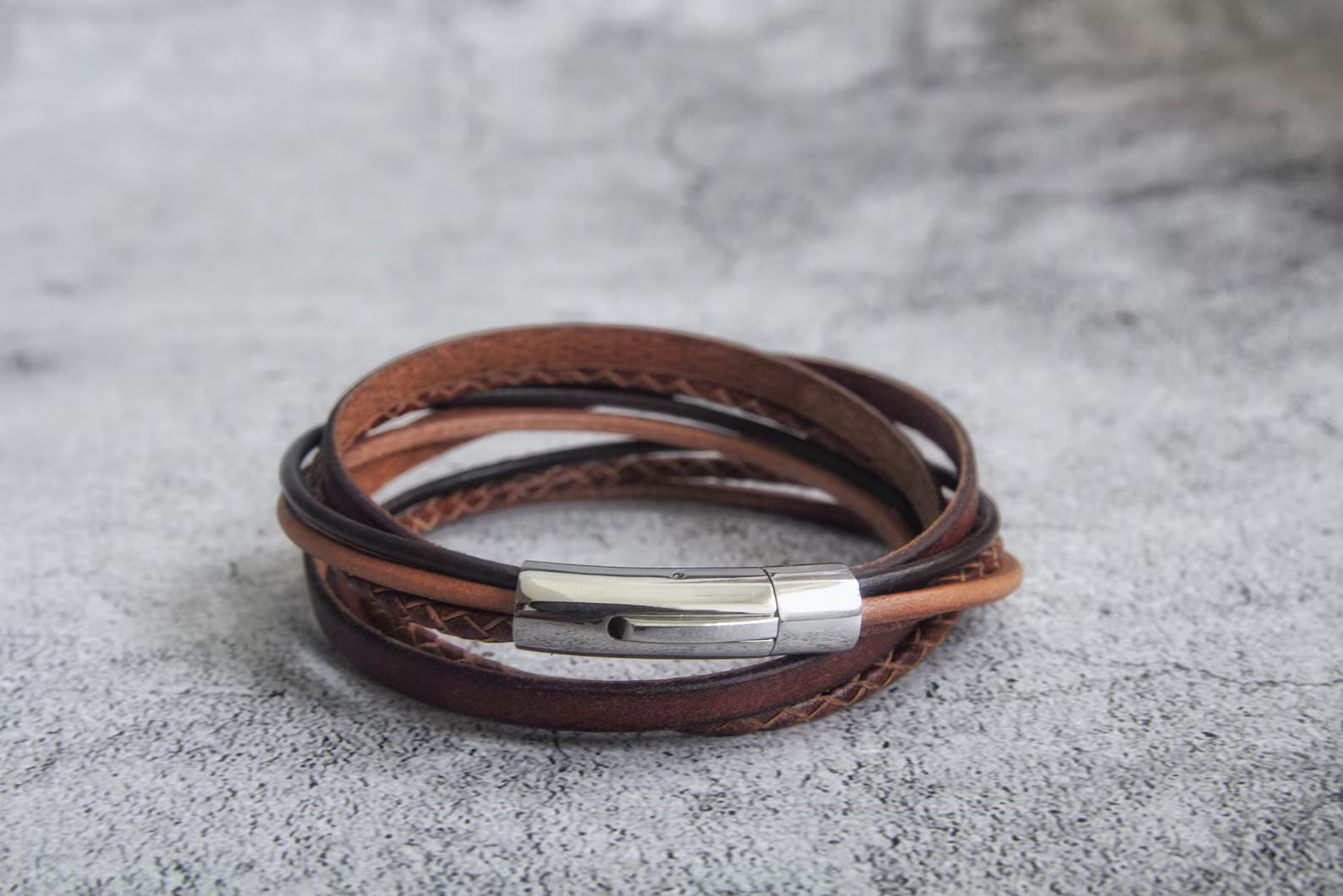 Bracciale da uomo in pelle: cordino marrone minimalista, chiusura in acciaio inossidabile