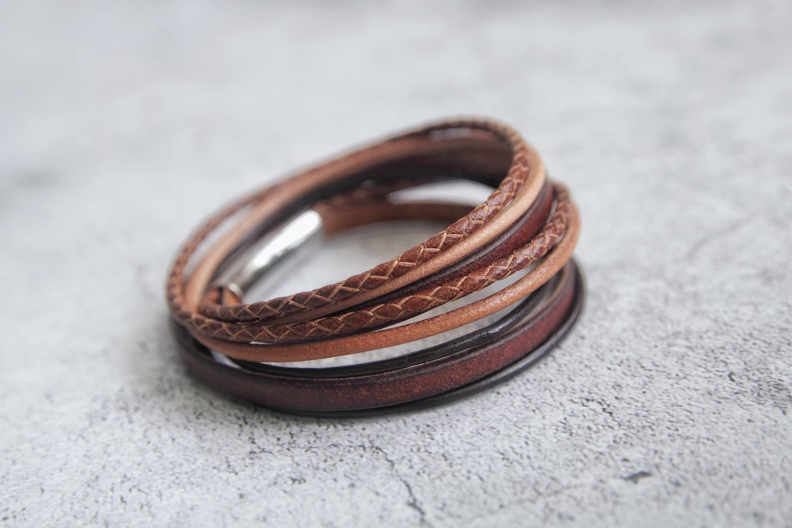 Bracciale da uomo in pelle: cordino marrone minimalista, chiusura in acciaio inossidabile