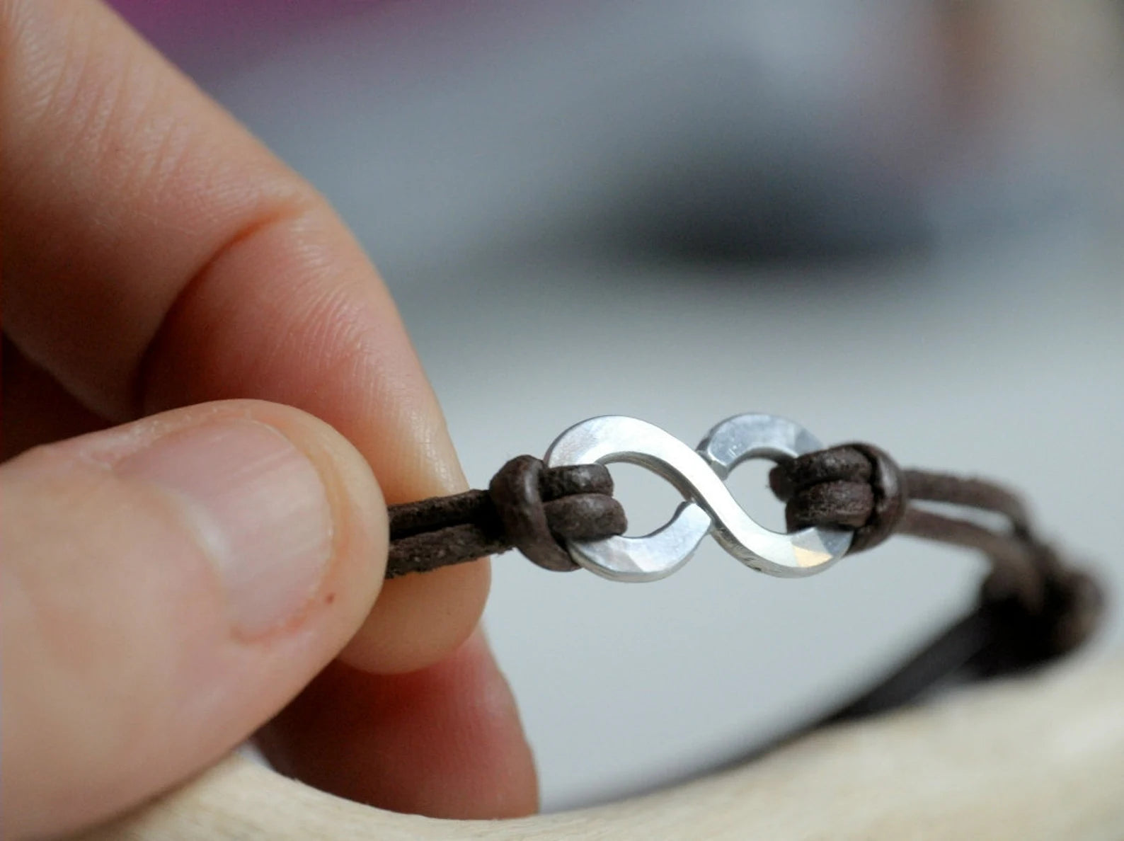 Infinity Bracelet - cuoio marrone e filo in alluminio