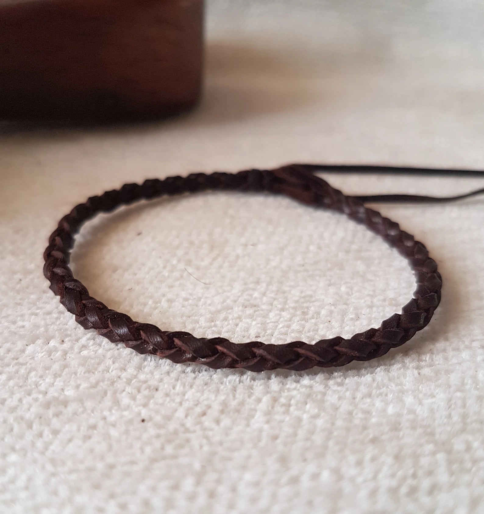 Bracciale regolabile in pelle intrecciata per uomo