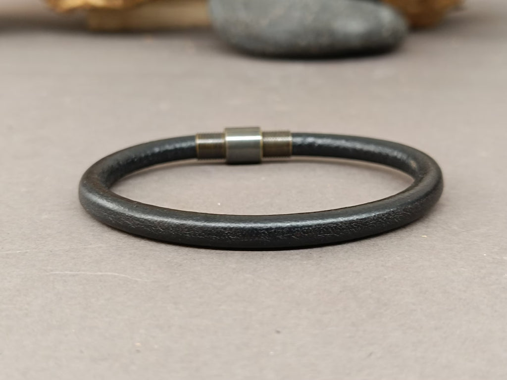 Bracciale minimalista in pelle da uomo: chiusura in acciaio inossidabile