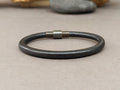 Bracciale minimalista in pelle da uomo: chiusura in acciaio inossidabile