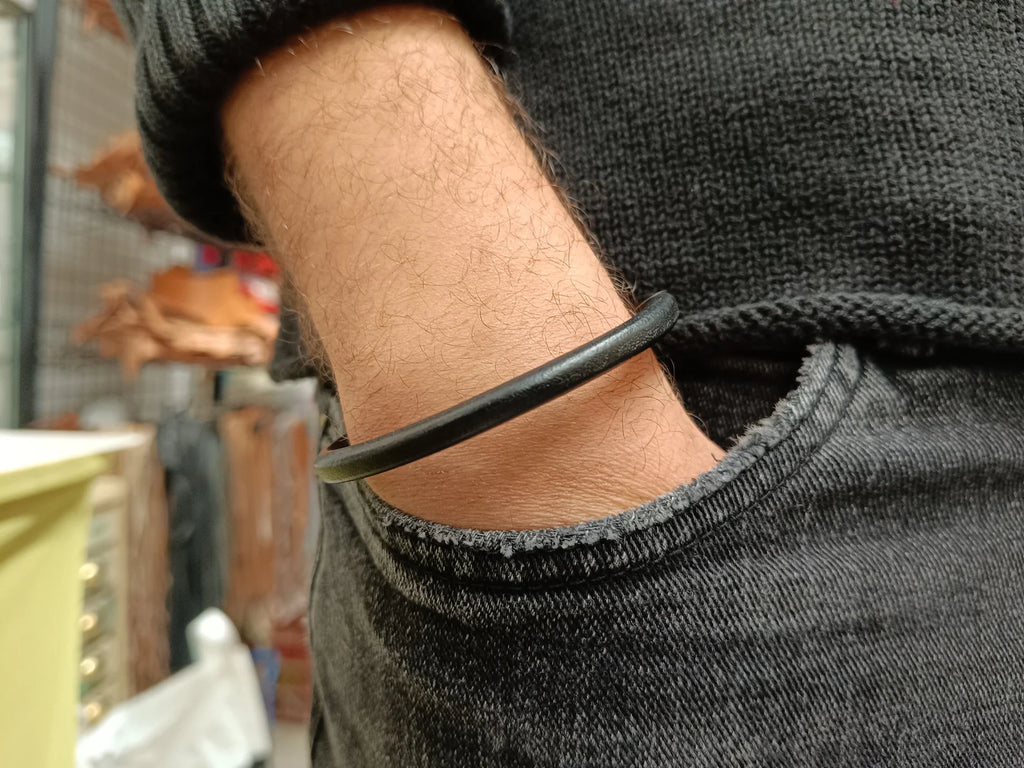 Bracciale minimalista in pelle da uomo: chiusura in acciaio inossidabile