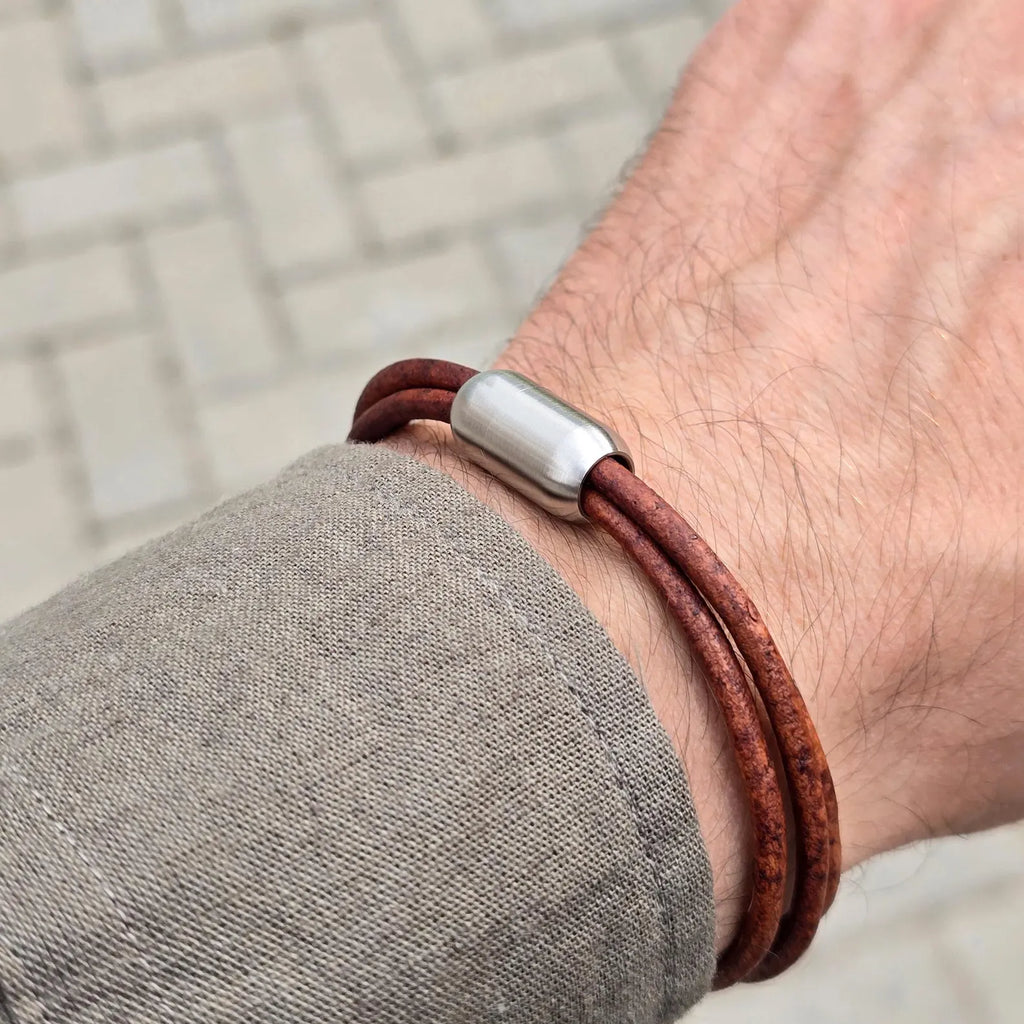 Bracciale in cordino di pelle con cordino a strati e chiusura magnetica in acciaio inossidabile spazzolato