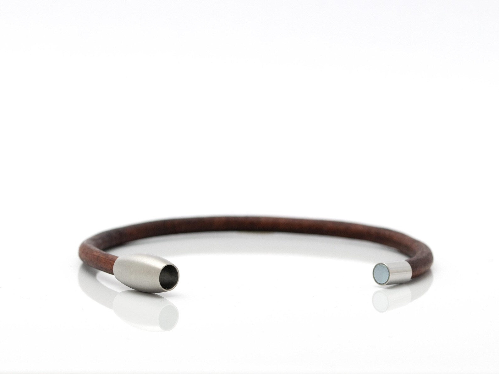 Bracciale minimalista in cordino di pelle, chiusura magnetica in acciaio spazzolato
