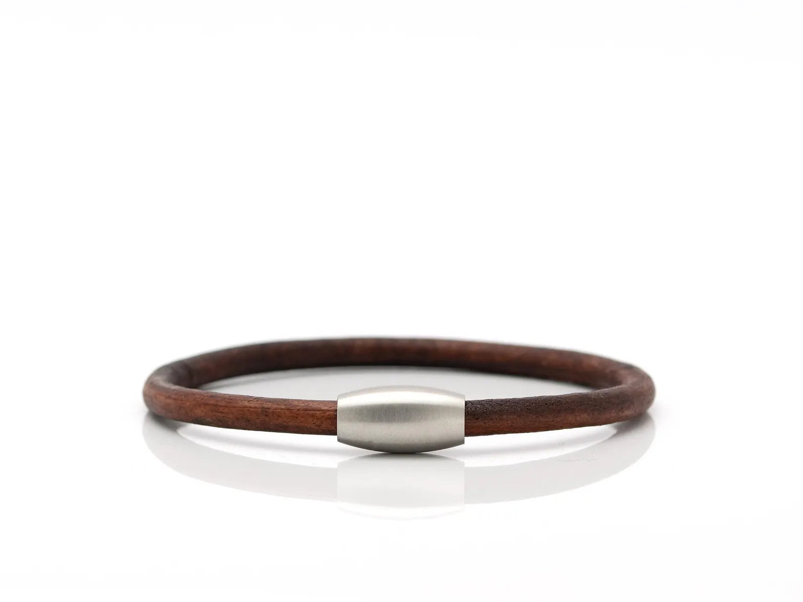 Bracciale minimalista in cordino di pelle, chiusura magnetica in acciaio spazzolato