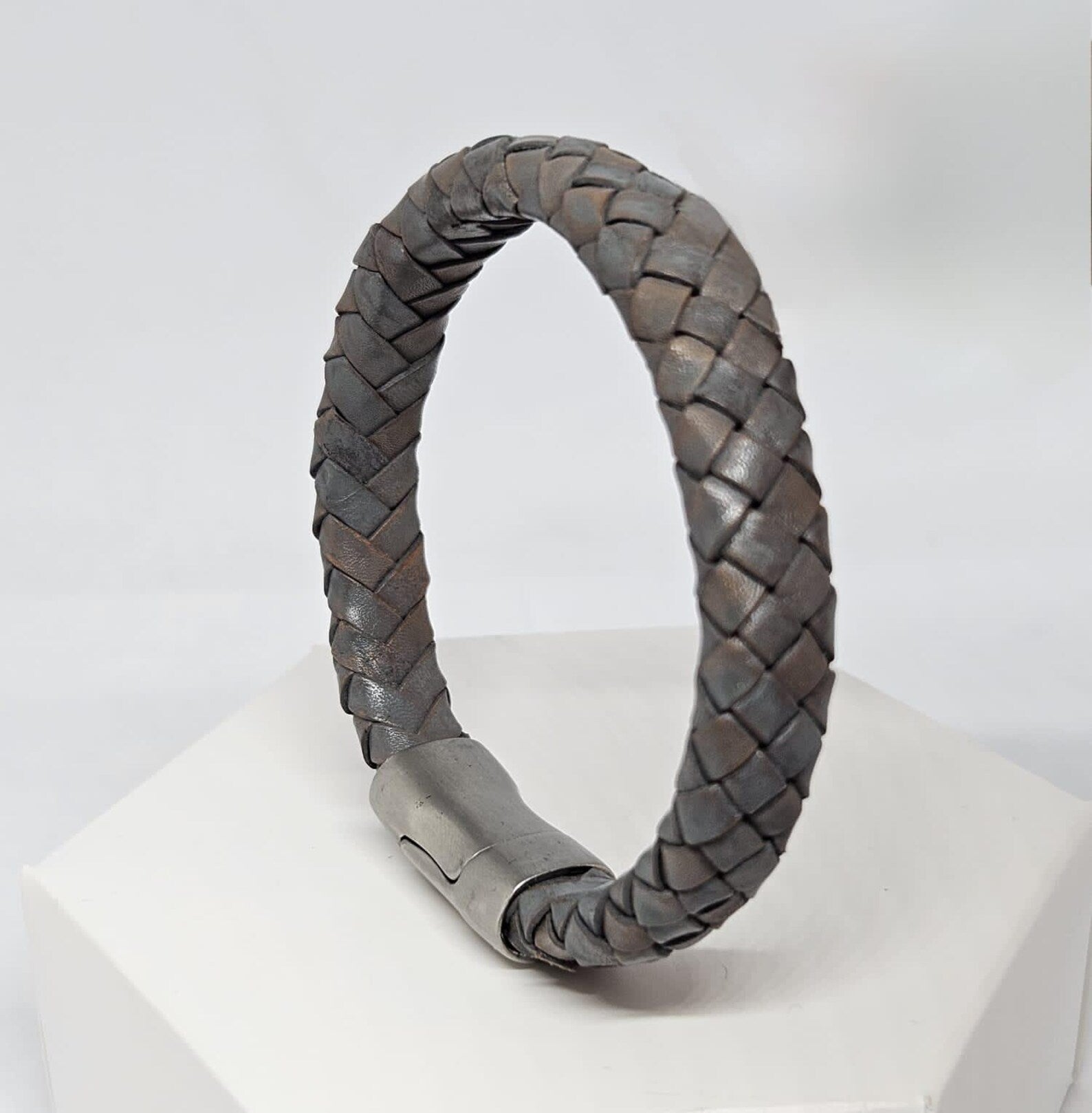 Bracciale da uomo in pelle di colore grigio con chiusura magnetica in acciaio inossidabile