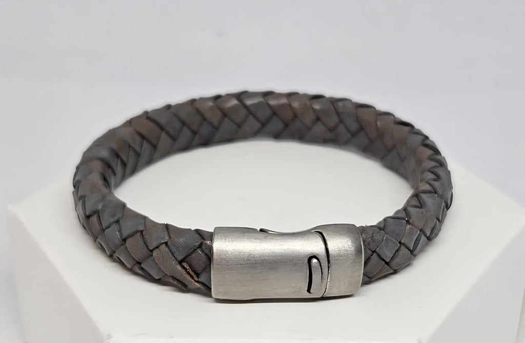 Bracciale da uomo in pelle di colore grigio con chiusura magnetica in acciaio inossidabile