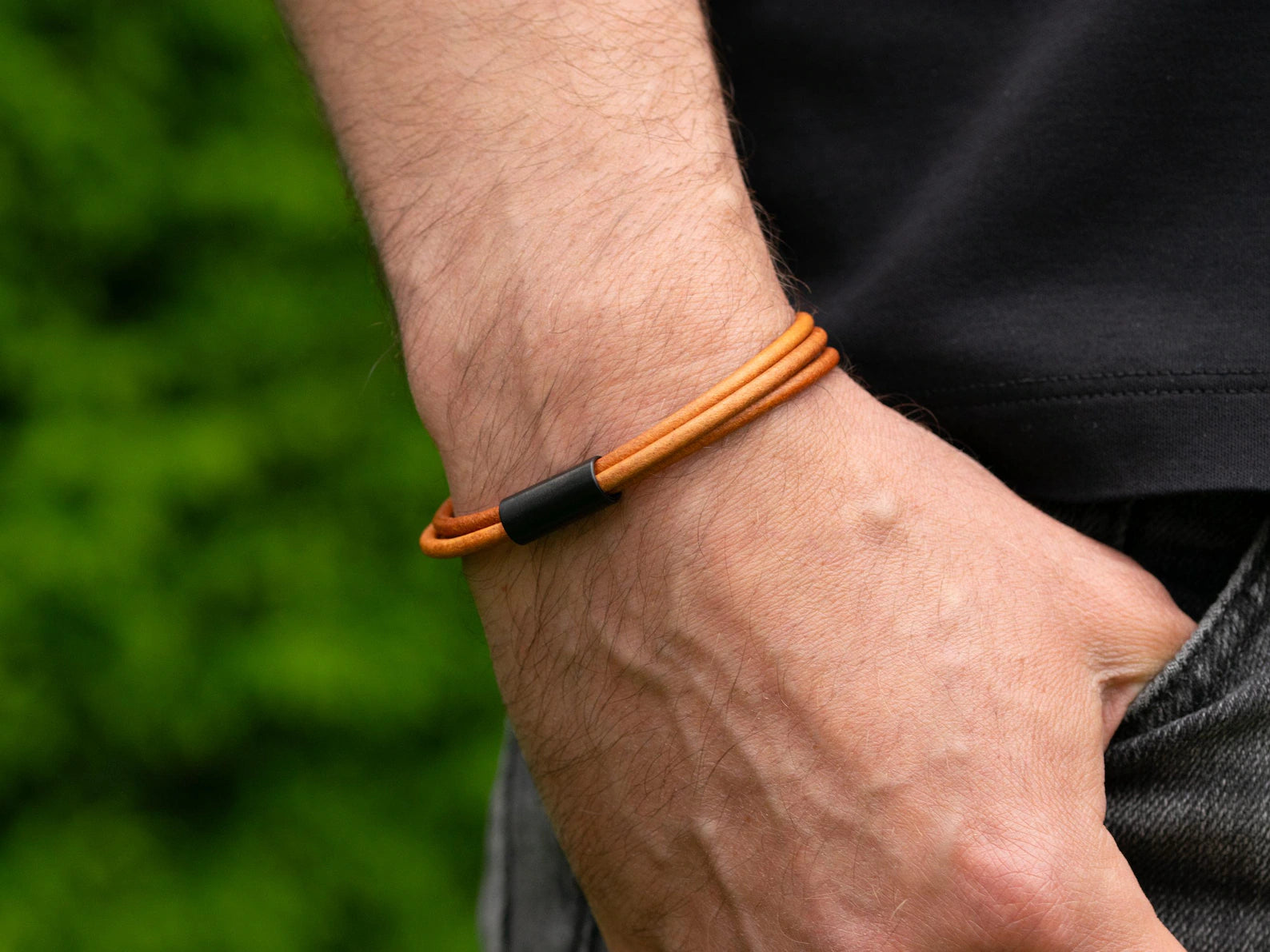 Bracciale in cordino di pelle con cordino a strati e chiusura in acciaio tubolare magnetico