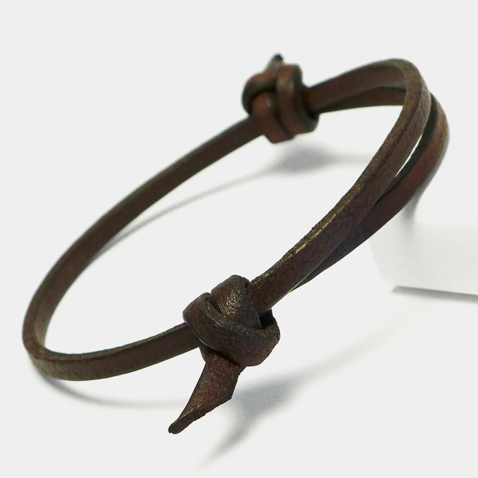 Bracciale sottile in pelle da uomo, regolabile e fatto a mano