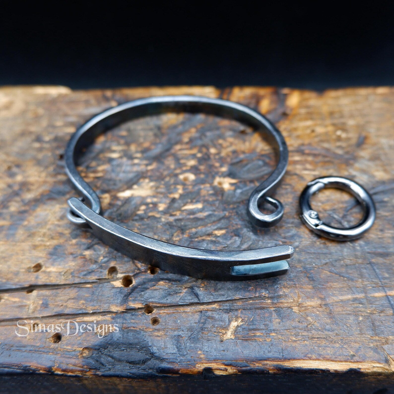 Bracciale rigido in ferro forgiato a mano in stile industriale