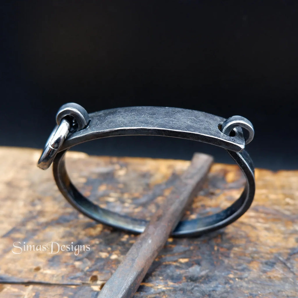 Bracciale rigido in ferro forgiato a mano in stile industriale