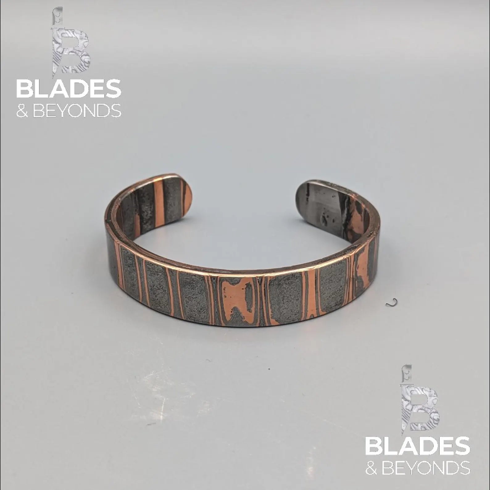 Bracciale rigido in acciaio Damasco al carbonio e rame da 15 mm