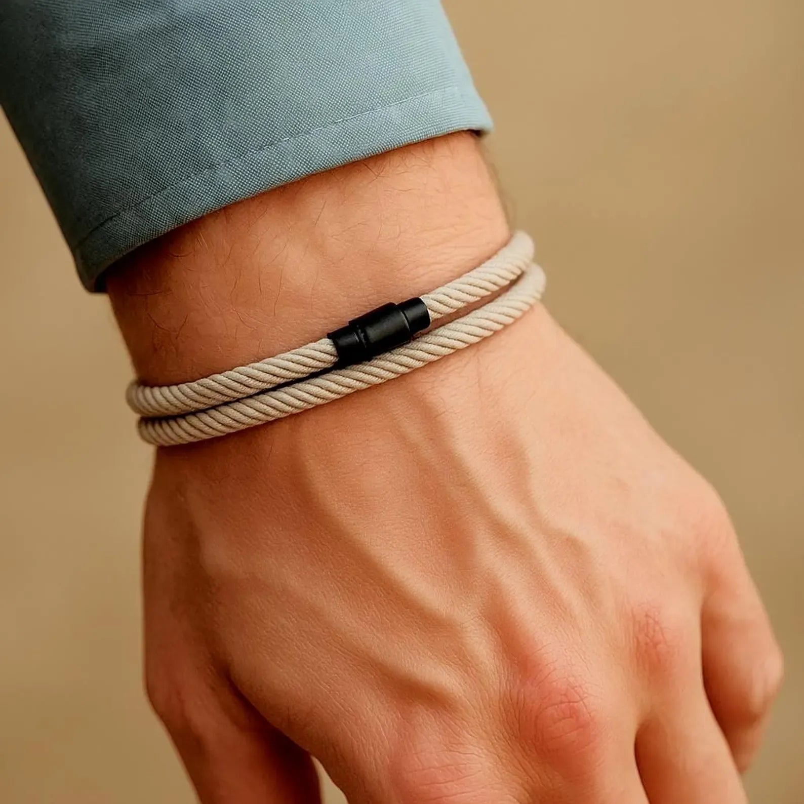 Bracciale minimalista in corda: design con chiusura magnetica a doppio strato