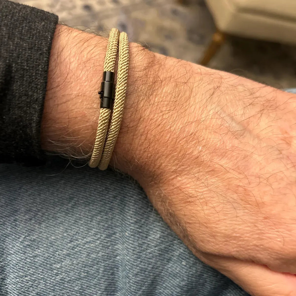 Bracciale minimalista in corda: design con chiusura magnetica a doppio strato